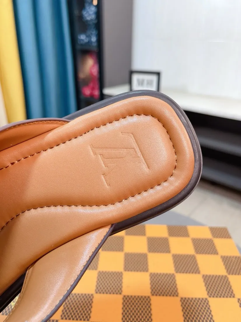 Men's shoes 💰340🌹🌹 (lv-Louis Vuitton) New men's slippers, high-end boutique, exquisite embossed logo decoration on the upper, fine workmanship, super soft soles, casual, loose and comfortable, a must-have in summer! \nsize：38-44